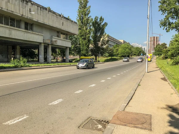 Tiflis, Georgien - - 17. Mai 2018: Blick auf das alte Gebäude. Autos auf der Straße. Frühling in der Stadt. — Stockfoto