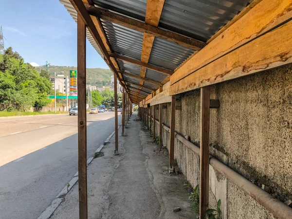 TBILISI, GEORGIA - - 17 de maio de 2018: Telhado de alumínio, construção de madeira na passagem sobre a construção na rua para pedestres — Fotografia de Stock