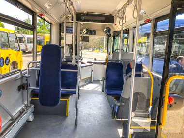 Tiflis, Gürcistan--17 Mayıs 2018: şehir otobüsleri, koltuklarda görüntülemek içinde.