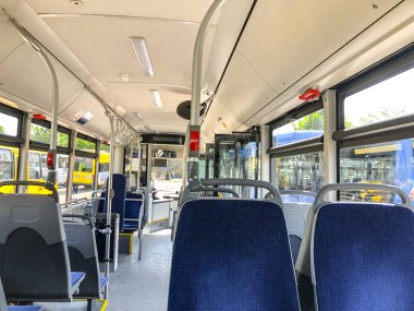 Tiflis, Gürcistan--17 Mayıs 2018: şehir otobüsleri, koltuklarda görüntülemek içinde.