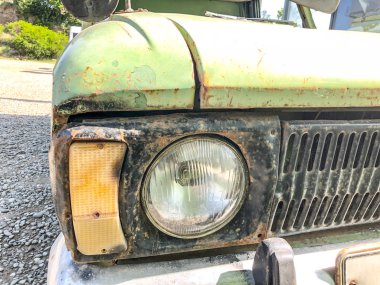 Eski bir demir paslı araba ön eski bir Far ile. Atış kapatın