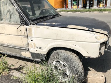 Tiflis, Gürcistan--17 Mayıs 2018: eski bir kırık araba park yola.