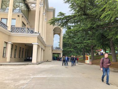 Tiflis, Gürcistan - 12 Mayıs 2018: Gürcüce Festivali şarap ve şarap füniküler Tiflis, Gürcistan'daki üzerinde Mtatsminda Park yapımı