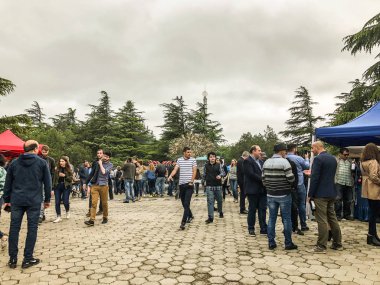 Tiflis, Gürcistan - 12 Mayıs 2018: Gürcüce Festivali şarap ve şarap füniküler Tiflis, Gürcistan'daki üzerinde Mtatsminda Park yapımı