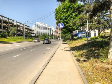 Tiflis, Gürcistan--17 Mayıs 2018: City Road, arabalar yolda. Bahar şehirde