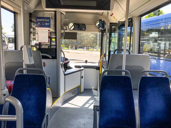 TBILISI, GEORGIA - - 17 DE MAYO DE 2018: Asientos en autobús urbano, vista desde el interior . —  Fotos de Stock