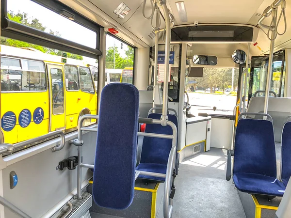 格鲁吉亚第比利斯--2018年5月17日: 城市公交车座位, 从里面看风景. — 图库照片