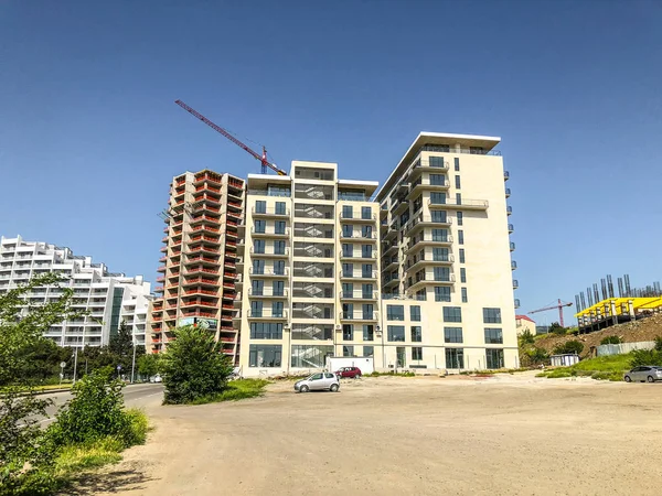 トビリシ, ジョージア - 2018 年 5 月 17 日: トビリシ, ジョージアの新しい高住宅アパート建物の建設. — ストック写真
