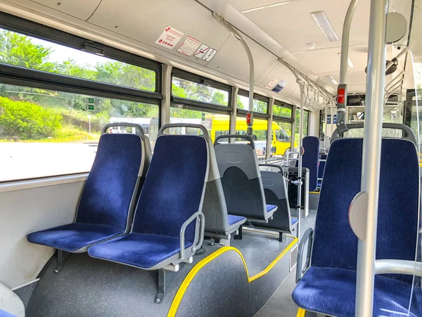 TBILISI, GEORGIA - - 17 DE MAYO DE 2018: Asientos en autobús urbano, vista desde el interior . —  Fotos de Stock