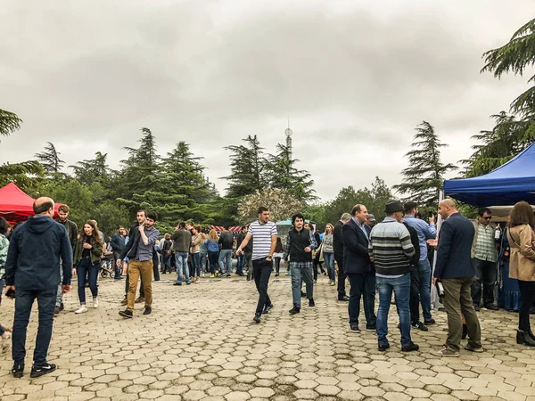 Tbilisi, Gruzja - 12 maja 2018: Festiwal gruzińskiego wina i winiarstwa w Mtatsminda Park na kolejki w Tbilisi, Gruzja — Zdjęcie stockowe