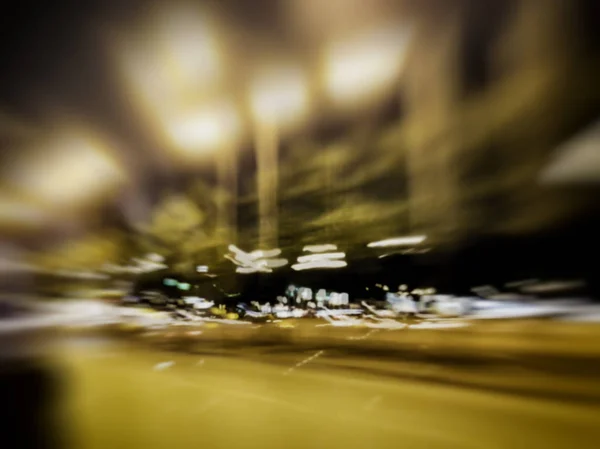 Abstrakta rörelseoskärpa effekt. Lamporna på gatorna. Visa från bilen — Stockfoto
