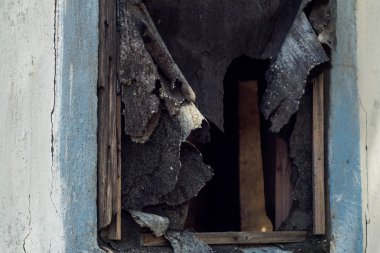 Eski terk edilmiş bir evde eski pencere