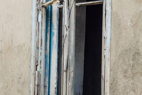 A velha janela de uma velha casa abandonada — Fotografia de Stock