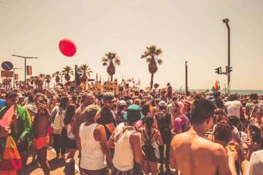 TEL AVIV, ISRAEL- 8 Haziran 2018: Tel Aviv 'de Gay Onur Yürüyüşü, İsrail.