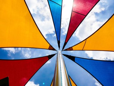 Öğlen güneşin gökyüzüne karşı tente.