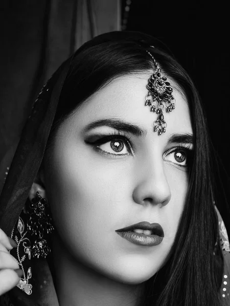 Güzel esmer kızılderili kadın portresi. Kahverengi gözlü Hindu model kız. Yakın plan. — Stok fotoğraf