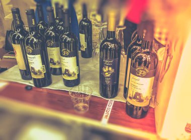 Tiflis, Gürcistan - 12 Mayıs 2018: Gürcüce Festivali şarap ve şarap füniküler Tiflis, Gürcistan'daki üzerinde Mtatsminda Park yapımı