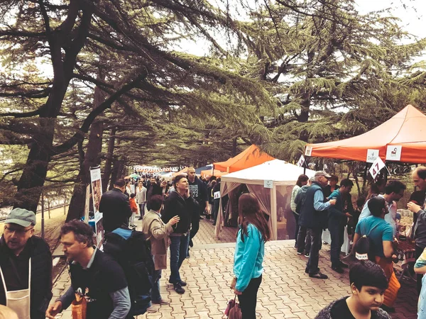 Tiflis, Gürcistan - 12 Mayıs 2018: Gürcüce Festivali şarap ve şarap füniküler Tiflis, Gürcistan'daki üzerinde Mtatsminda Park yapımı