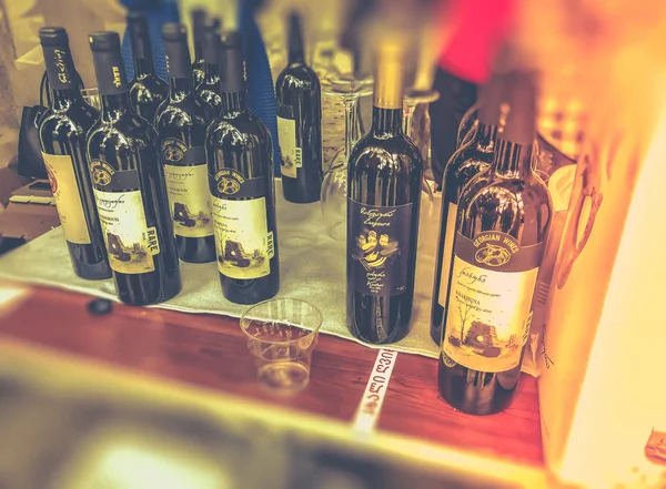 Tiflis, Gürcistan - 12 Mayıs 2018: Gürcüce Festivali şarap ve şarap füniküler Tiflis, Gürcistan'daki üzerinde Mtatsminda Park yapımı