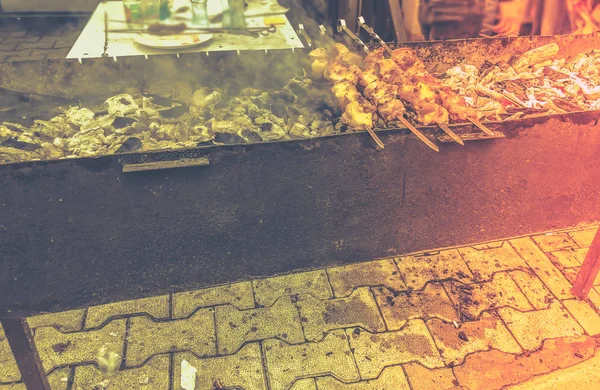 Gemarineerde sjasliek voorbereiden op een barbecue-grill op houtskool. Geroosterde gestapelde vlees Shish kebab populair in Goergia. Traditionele keuken in Georgië — Stockfoto