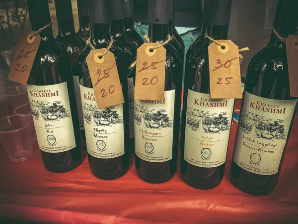 Tiflis, Gürcistan - 12 Mayıs 2018: Gürcüce Festivali şarap ve şarap füniküler Tiflis, Gürcistan'daki üzerinde Mtatsminda Park yapımı