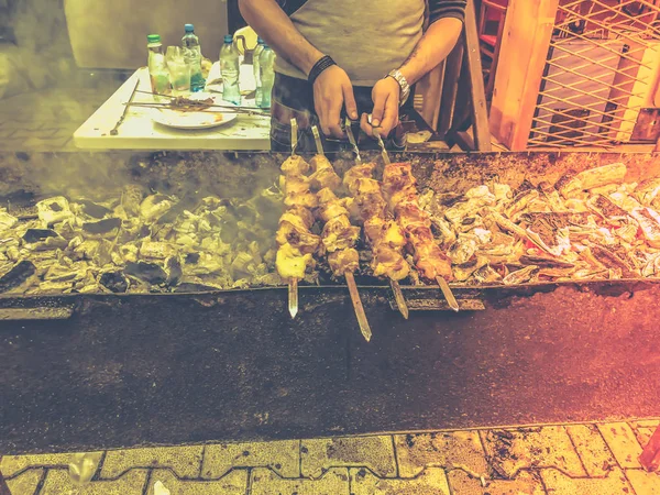 Shashlik marinados preparándose en una parrilla de barbacoa sobre carbón vegetal. Carne apilada asada Shish kebab popular en Goergia. Cocina tradicional en Georgia — Foto de Stock