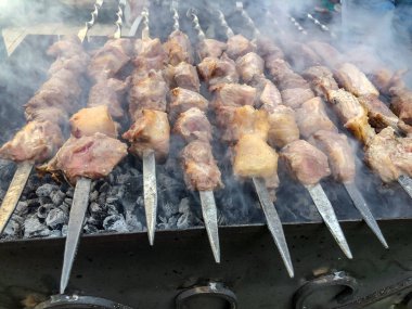 Mcvadi - bir barbekü ızgara üzerinde kömür hazırlama Şaşlık. Yığılmış et şiş kebap Gürcistan içinde popüler kavrulmuş. Gürcistan'daki geleneksel mutfağı
