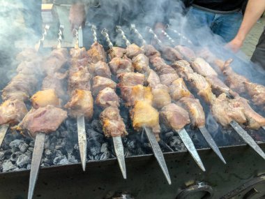 Mcvadi - bir barbekü ızgara üzerinde kömür hazırlama Şaşlık. Yığılmış et şiş kebap Gürcistan içinde popüler kavrulmuş. Gürcistan'daki geleneksel mutfağı