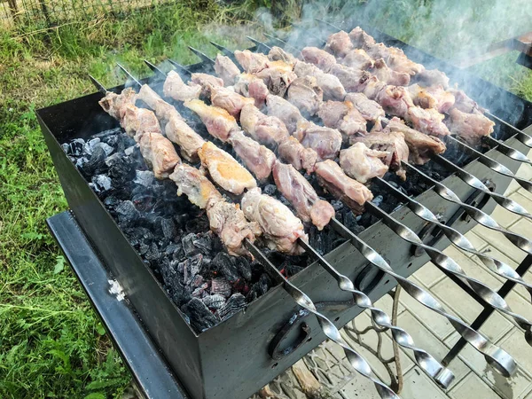 麦克瓦迪-沙什利克在木炭上准备烧烤烤架。在歌尔吉亚很受欢迎的烤肉烧肉。格鲁吉亚的传统美食 — 图库照片