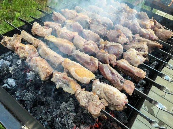 Mcvadi - shashlik se préparant sur un barbecue au charbon de bois. Viande empilée rôtie Chicha kebab populaire en Goergia. Cuisine traditionnelle en Géorgie — Photo