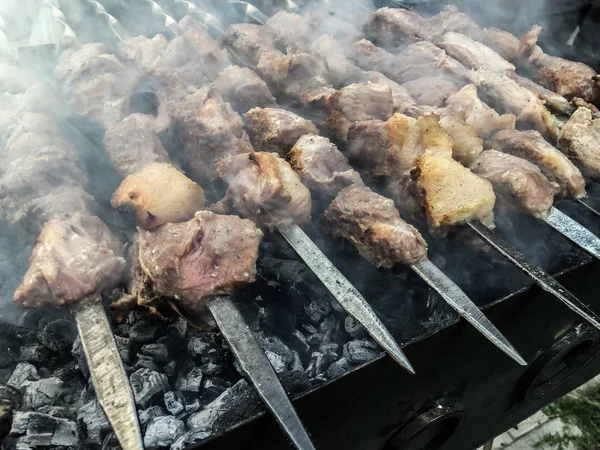 Mcvadi - bir barbekü ızgara üzerinde kömür hazırlama Şaşlık. Yığılmış et şiş kebap Gürcistan içinde popüler kavrulmuş. Gürcistan'daki geleneksel mutfağı
