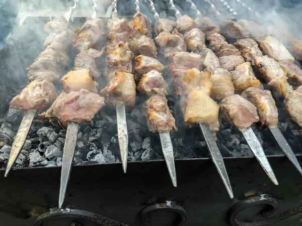 Mcvadi - bir barbekü ızgara üzerinde kömür hazırlama Şaşlık. Yığılmış et şiş kebap Gürcistan içinde popüler kavrulmuş. Gürcistan'daki geleneksel mutfağı