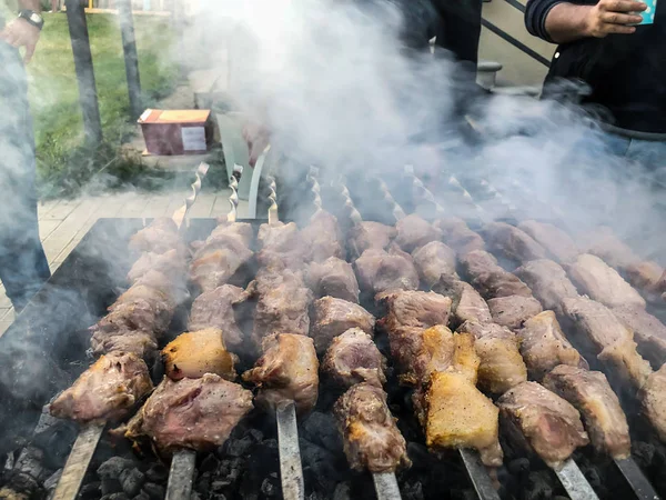 Mcvadi - shashlik voorbereiden op een barbecue-grill op houtskool. Geroosterde gestapelde vlees Shish kebab populair in Goergia. Traditionele keuken in Georgië — Stockfoto