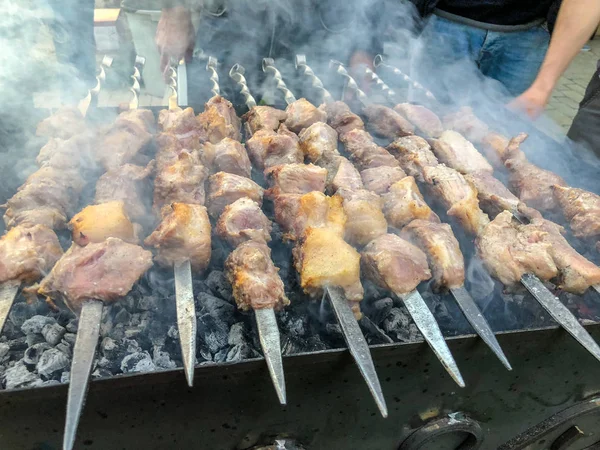 Mcvadi - bir barbekü ızgara üzerinde kömür hazırlama Şaşlık. Yığılmış et şiş kebap Gürcistan içinde popüler kavrulmuş. Gürcistan'daki geleneksel mutfağı