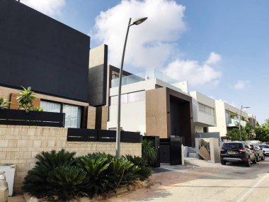Rishon Le Zion, İsrail - 28 Haziran 2018: Özel modern evler sokaklarda Rishon Le Zion, İsrail