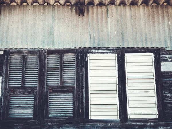 古い廃屋の古い窓 — ストック写真