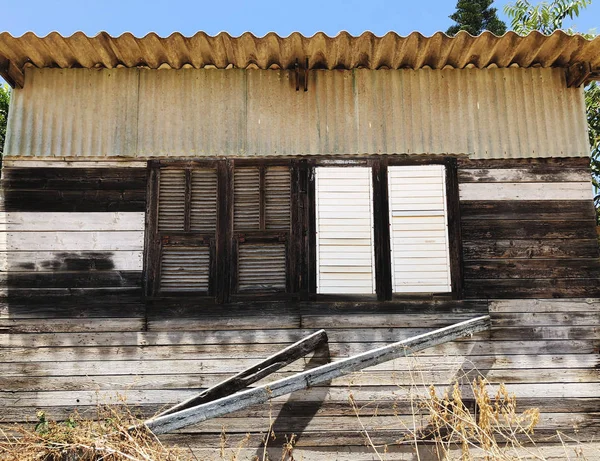 A velha janela de uma velha casa abandonada — Fotografia de Stock