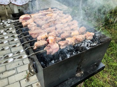 Mcvadi - bir barbekü ızgara üzerinde kömür hazırlama Şaşlık. Yığılmış et şiş kebap Gürcistan içinde popüler kavrulmuş. Gürcistan'daki geleneksel mutfağı
