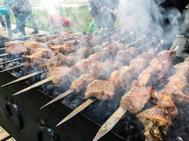 Mcvadi - bir barbekü ızgara üzerinde kömür hazırlama Şaşlık. Yığılmış et şiş kebap Gürcistan içinde popüler kavrulmuş. Gürcistan'daki geleneksel mutfağı
