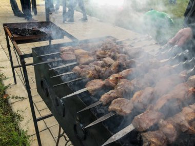 Mcvadi - bir barbekü ızgara üzerinde kömür hazırlama Şaşlık. Yığılmış et şiş kebap Gürcistan içinde popüler kavrulmuş. Gürcistan'daki geleneksel mutfağı