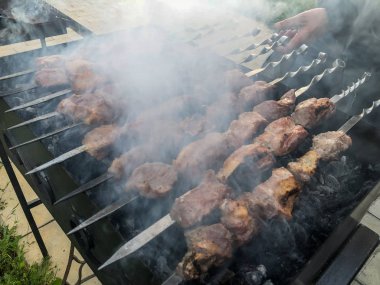 Mcvadi - bir barbekü ızgara üzerinde kömür hazırlama Şaşlık. Yığılmış et şiş kebap Gürcistan içinde popüler kavrulmuş. Gürcistan'daki geleneksel mutfağı