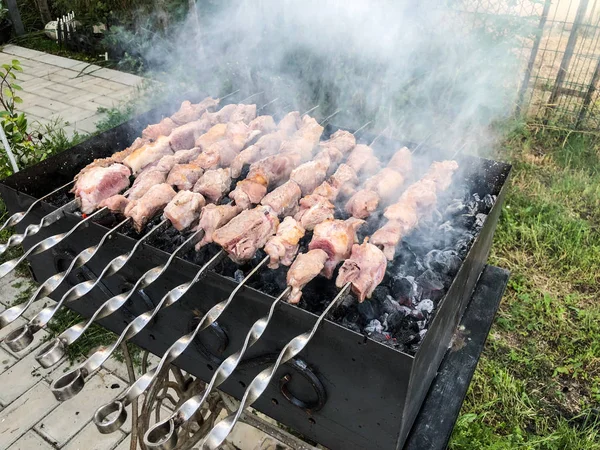 Mcvadi - szaszłyk przygotowanie na barbecue-grill na węgiel drzewny. Pieczone mięso ułożone Shish kebab najpopularniejsze w Goergia. Tradycyjne dania kuchni w Gruzji — Zdjęcie stockowe