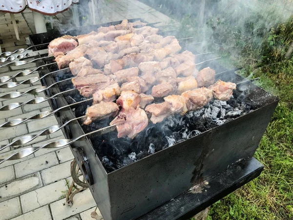 Mcvadi - shashlik que se prepara em uma grelha de churrasco sobre o carvão vegetal. Carne assada empilhada Shish kebab popular em Goergia. Cozinha tradicional em Geórgia — Fotografia de Stock