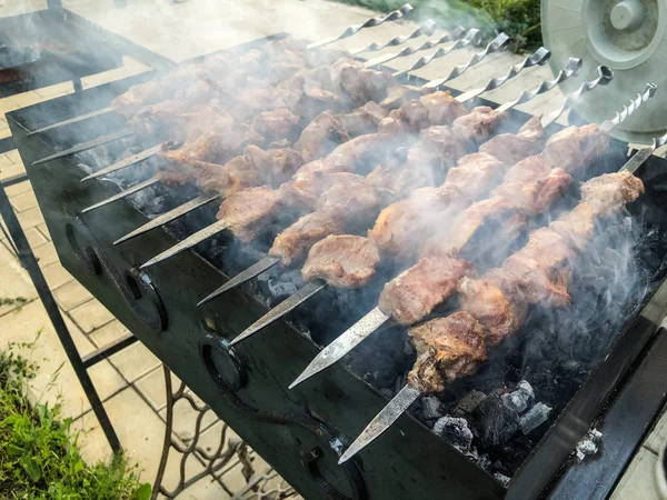 Mcvadi - bir barbekü ızgara üzerinde kömür hazırlama Şaşlık. Yığılmış et şiş kebap Gürcistan içinde popüler kavrulmuş. Gürcistan'daki geleneksel mutfağı