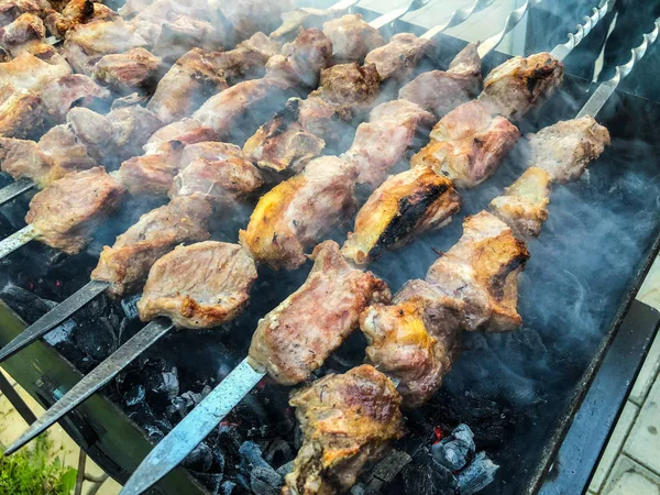 Mcvadi - shashlik preparándose en una parrilla de barbacoa sobre carbón vegetal. Carne apilada asada Shish kebab popular en Goergia. Cocina tradicional en Georgia —  Fotos de Stock