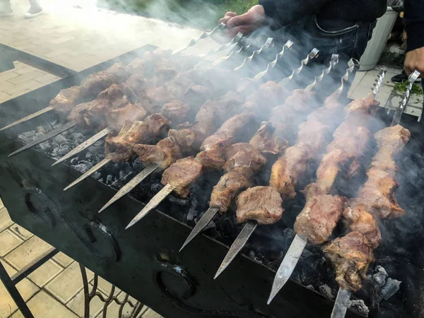 Mcvadi - szaszłyk przygotowanie na barbecue-grill na węgiel drzewny. Pieczone mięso ułożone Shish kebab najpopularniejsze w Goergia. Tradycyjne dania kuchni w Gruzji — Zdjęcie stockowe