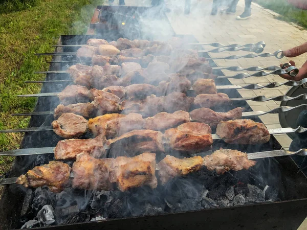 Mcvadi - bir barbekü ızgara üzerinde kömür hazırlama Şaşlık. Yığılmış et şiş kebap Gürcistan içinde popüler kavrulmuş. Gürcistan'daki geleneksel mutfağı
