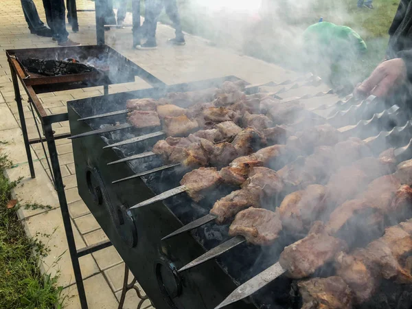 Mcvadi - bir barbekü ızgara üzerinde kömür hazırlama Şaşlık. Yığılmış et şiş kebap Gürcistan içinde popüler kavrulmuş. Gürcistan'daki geleneksel mutfağı
