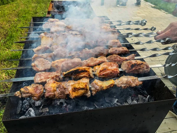 Mcvadi - shashlik preparándose en una parrilla de barbacoa sobre carbón vegetal. Carne apilada asada Shish kebab popular en Goergia. Cocina tradicional en Georgia —  Fotos de Stock