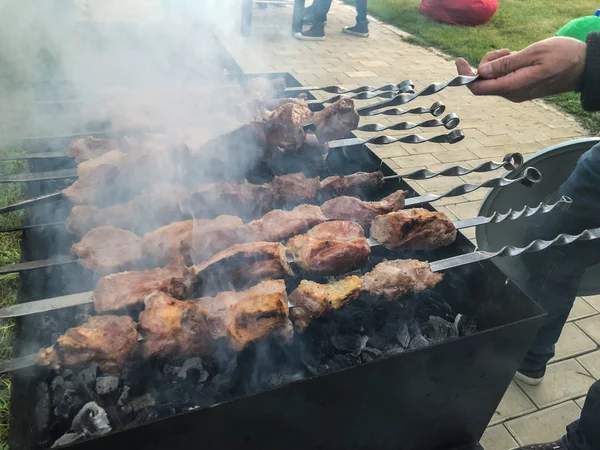 Mcvadi - szaszłyk przygotowanie na barbecue-grill na węgiel drzewny. Pieczone mięso ułożone Shish kebab najpopularniejsze w Goergia. Tradycyjne dania kuchni w Gruzji — Zdjęcie stockowe